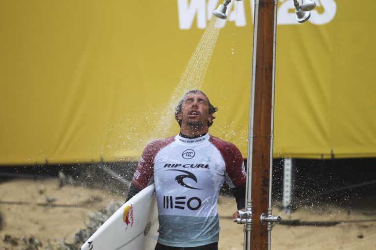 SURFISTA VASCO RIBEIRO AFASTADO PELO BRASILEIRO FILIPE TOLEDO EM PENICHE