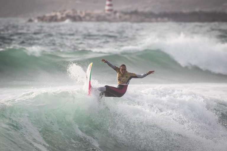 HAVAIANA QUE LIDERA ‘RANKING’ FEMININO AVANÇA EM PENICHE COM EXIBIÇÃO CATEGÓRICA