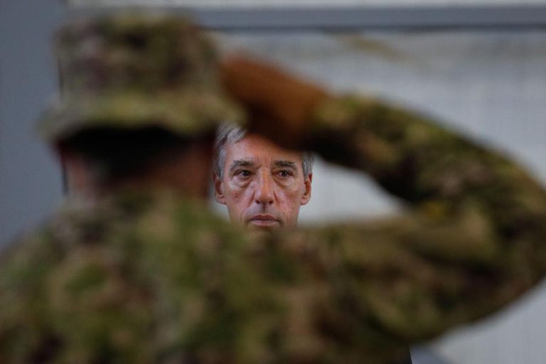 ASSOCIAÇÃO DE OFICIAIS VÊ COM “ENORME DESCONFIANÇA” INCENTIVOS PROMETIDOS PELO MINISTRO DA DEFESA