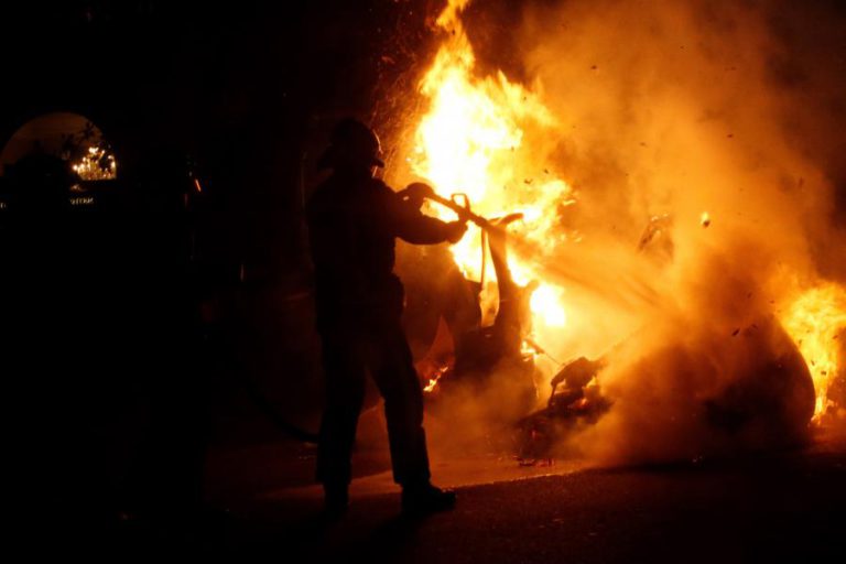CONFUSÃO NO CENTRO DE BARCELONA COM BOMBEIROS A APAGAR PEQUENOS FOGOS