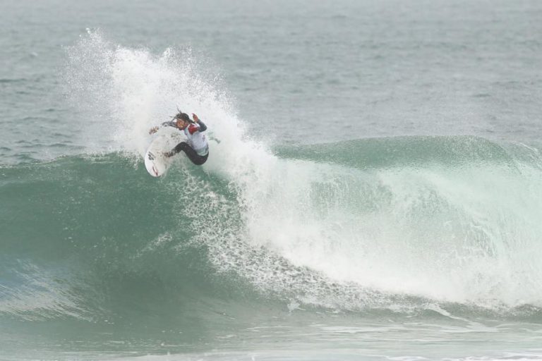 MIGUEL BLANCO AFASTADO PELO CAMPEÃO MUNDIAL GABRIEL MEDINA EM PENICHE