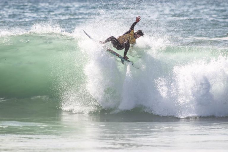 MEDINA CAI EM PENICHE E ADIA DECISÃO DO TÍTULO MUNDIAL DE SURF PARA O HAVAI