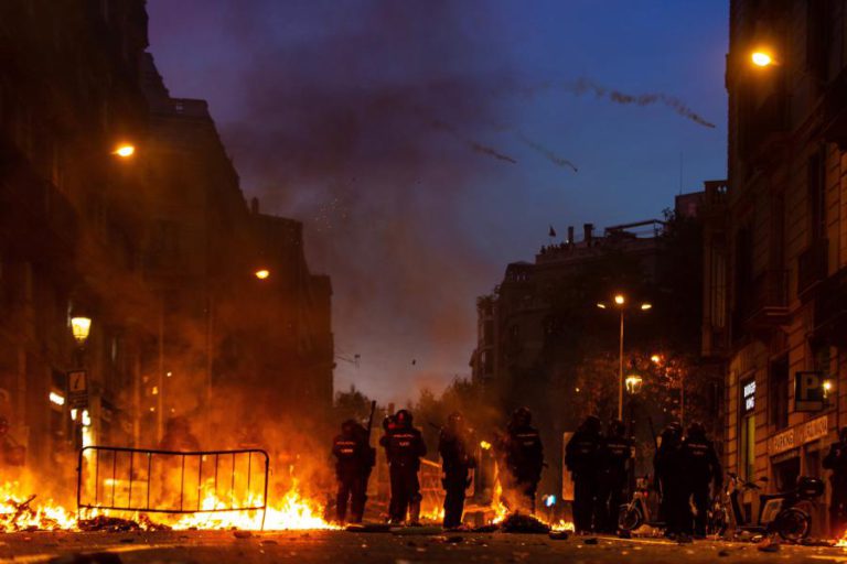 DETIDO FOTOJORNALISTA DO EL PAÍS DURANTE CONFRONTOS EM BARCELONA