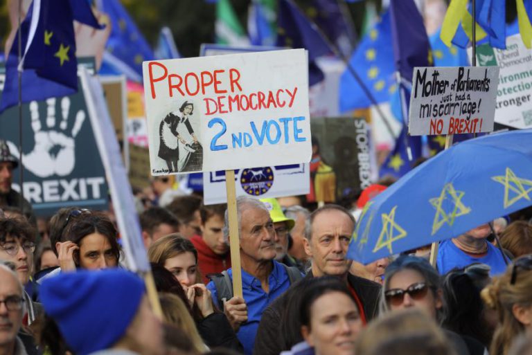 MILHARES CONCENTRAM-SE EM LONDRES CONTRA A SAÍDA DA UNIÃO EUROPEIA