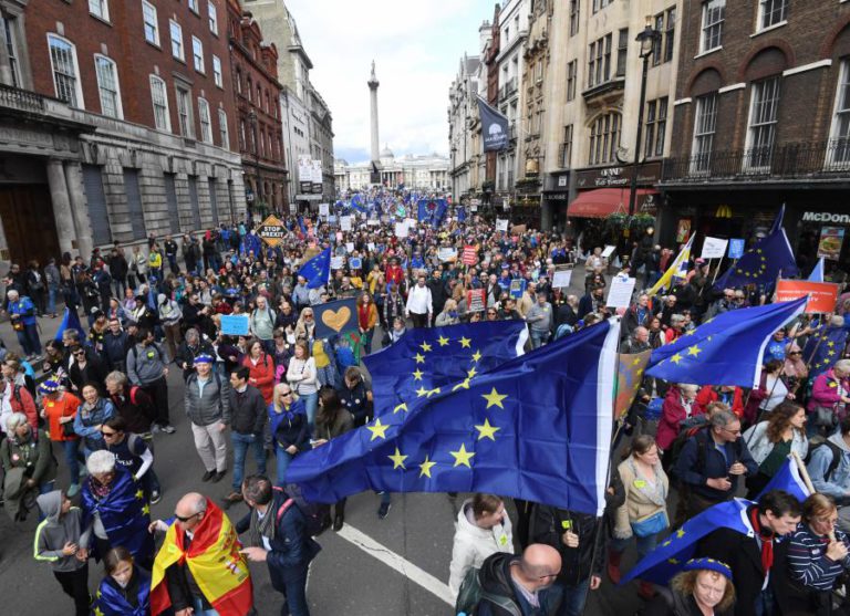 BREXIT: CENTENAS DE MILHARES CONCENTRAM-SE EM LONDRES CONTRA SAÍDA DA UE