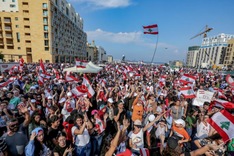DEZENAS DE MILHARES PROTESTAM EM BEIRUTE CONTRA REGIME E CRISE ECONÓMICA NO LÍBANO