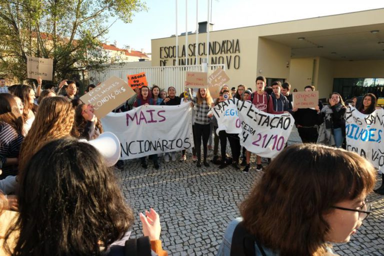 ALUNOS DA ESCOLA SECUNDÁRIA DO PINHAL NOVO PROTESTAM CONTRA FALTA DE FUNCIONÁRIOS