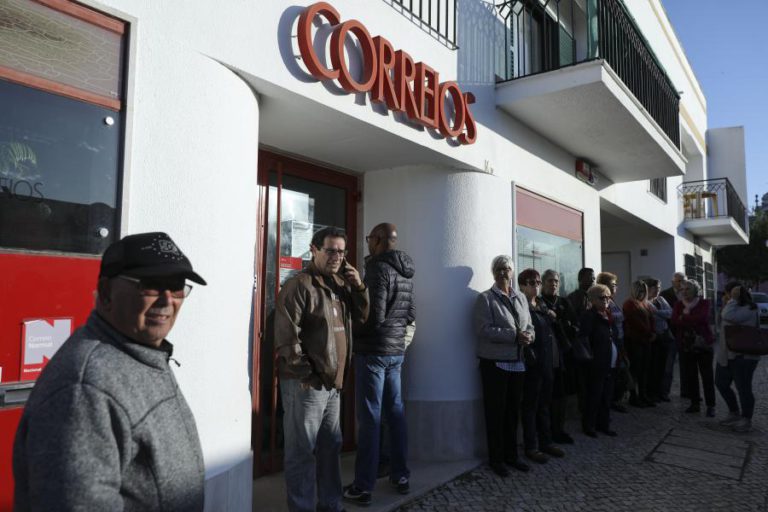 CERCA DE 60 PESSOAS EM PROTESTO CONTRA O FECHO DOS CTT NO MONTE DE CAPARICA