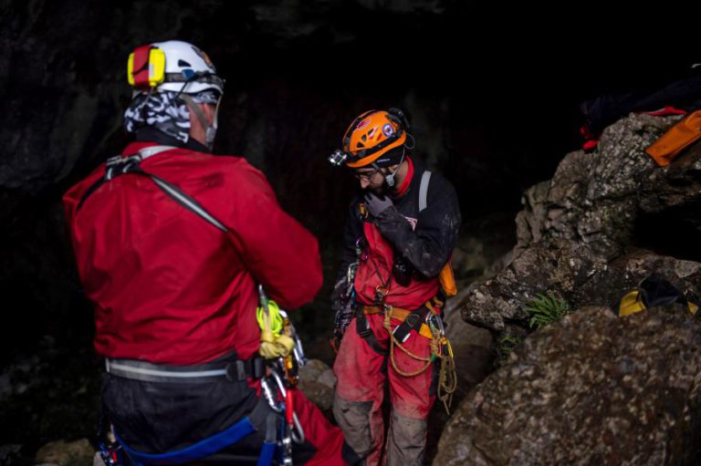 ESPELEÓLOGOS ESTÃO NUMA “GALERIA PROBLEMÁTICA” E DEVEM SAIR ESTA TARDE – MEMBRO DA EQUIPA