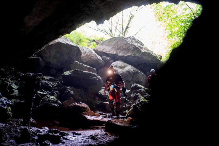 ESPELEÓLOGOS PORTUGUESES ENCONTRADOS E A COMEÇAR A SAIR DE GRUTA EM ESPANHA