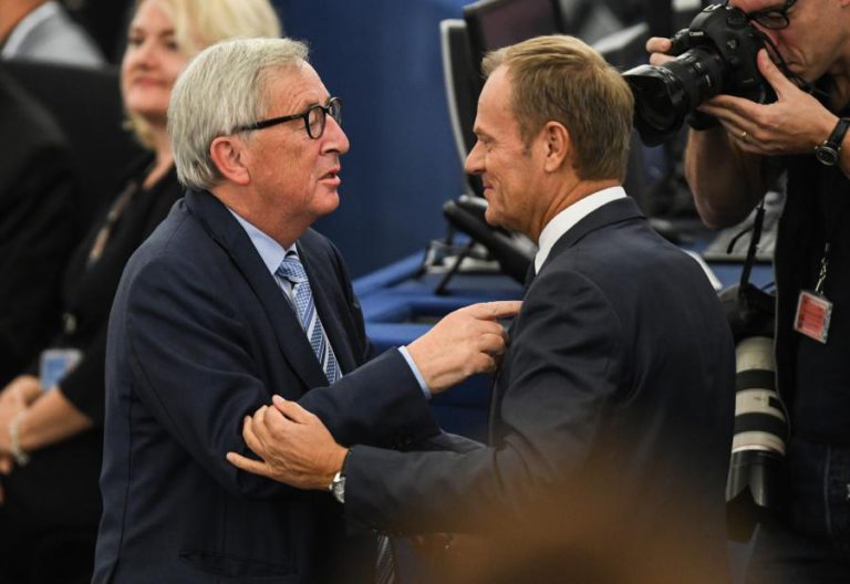 JUNCKER E TUSK DESPEDEM-SE UM DO OUTRO COM ELOGIOS