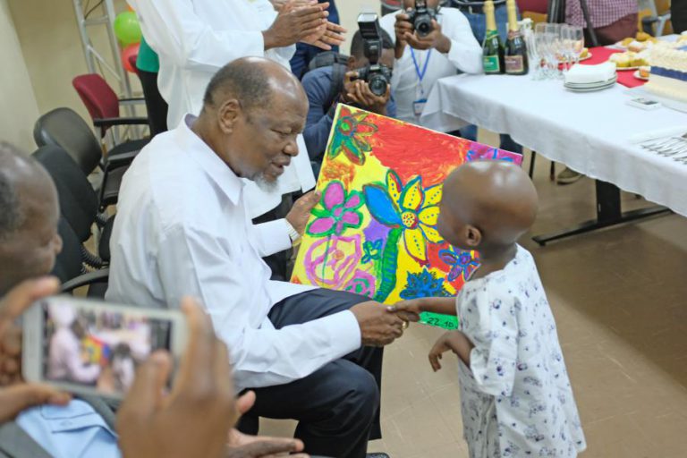 JOAQUIM CHISSANO FAZ 80 ANOS E APELA AOS MOÇAMBICANOS PARA SEGUIREM “CULTURA DE PAZ”