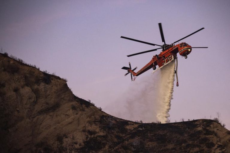 INCÊNDIOS OBRIGAM A RETIRAR 10 MIL PESSOAS DE BAIRRO DE LOS ANGELES, CALIFÓRNIA