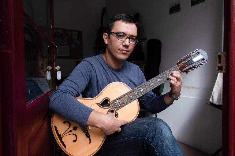 VIOLA DA TERRA, O INSTRUMENTO AÇORIANO QUE CHEGOU AOS NOSSOS DIAS “GRAÇAS AO POVO”