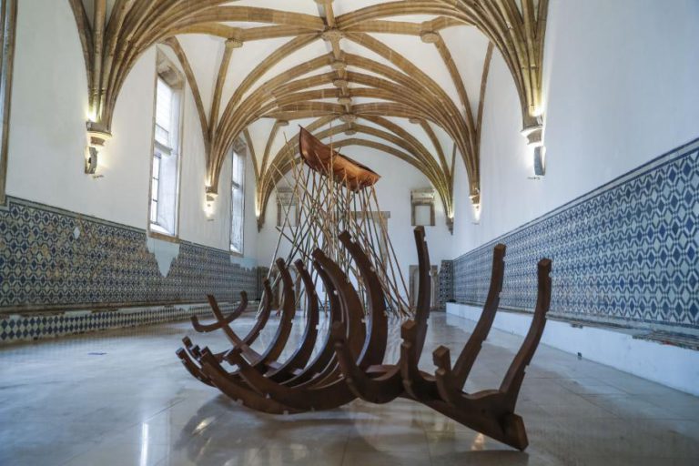 BIENAL DE COIMBRA ANOZERO COM OBRAS DE 39 ARTISTAS PARA PROVOCAR E FAZER REFLETIR
