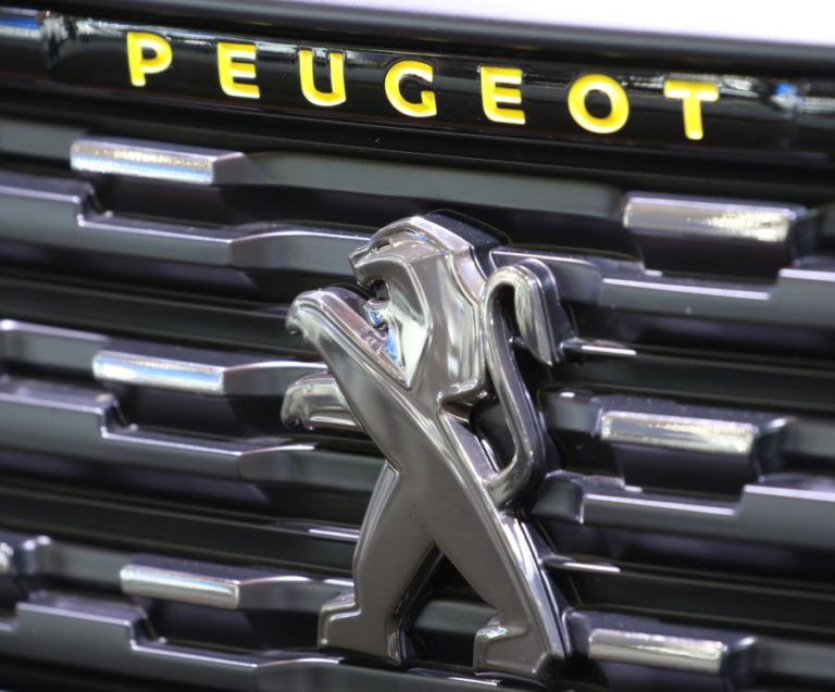 AÇÕES DA PEUGEOT CAEM EM PARIS APÓS SER CONFIRMADO PLANO DE FUSÃO COM FIAT CHRYSLER