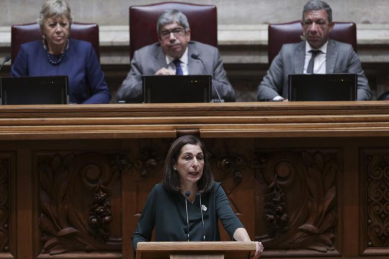 GOVERNO: PS PEDE SOLUÇÃO ESTÁVEL À ESQUERDA MAS ADMITE ACORDOS DE REGIME COM PSD