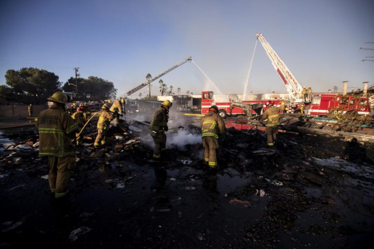 COMBATE A DOIS INCÊNDIOS NO SUL DA CALIFÓRNIA REGISTA PROGRESSOS