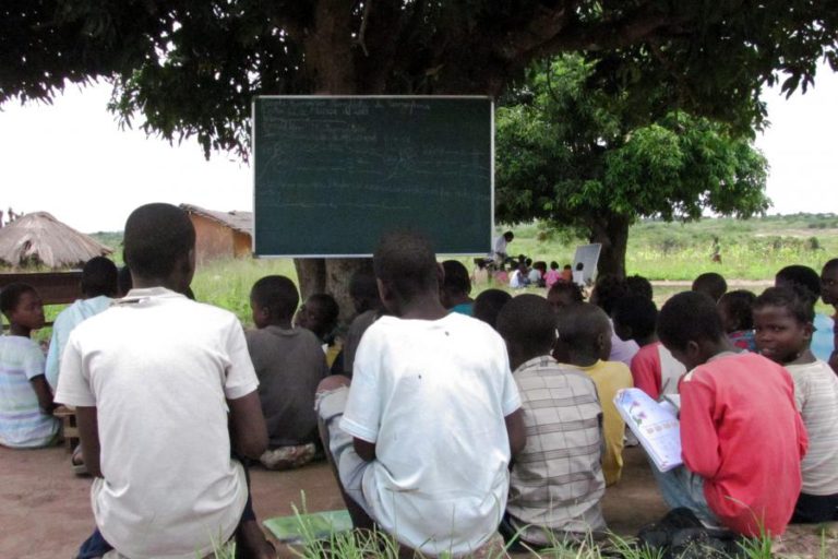 CADA PROFESSOR TEM CADA VEZ MAIS ALUNOS NOS PRIMEIROS ANOS DE ESCOLA EM MOÇAMBIQUE