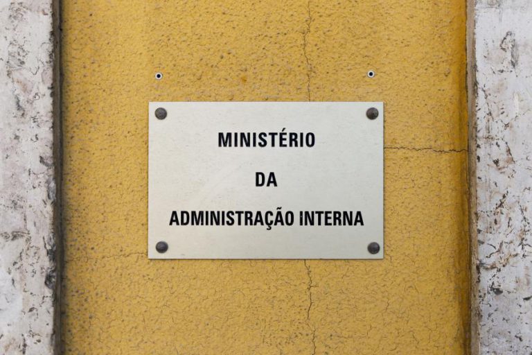 GOVERNO DESMENTE QUE POLÍCIAS TENHAM DE COMPRAR MATERIAL MAS ASSOCIAÇÕES DA PSP E GNR NEGAM