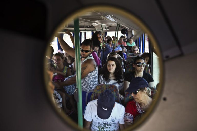 DEZ FERIDOS LIGEIROS EM COLISÃO ENTRE DOIS AUTOCARROS NO SEIXAL