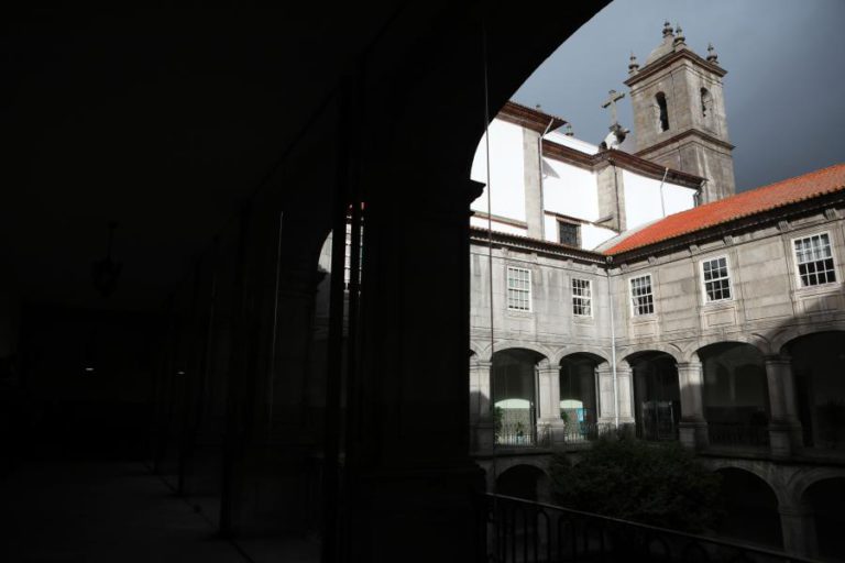 MULHER QUE TENTOU RAPTAR BEBÉ NO HOSPITAL SÃO JOÃO COM JULGAMENTO MARCADO PARA HOJE