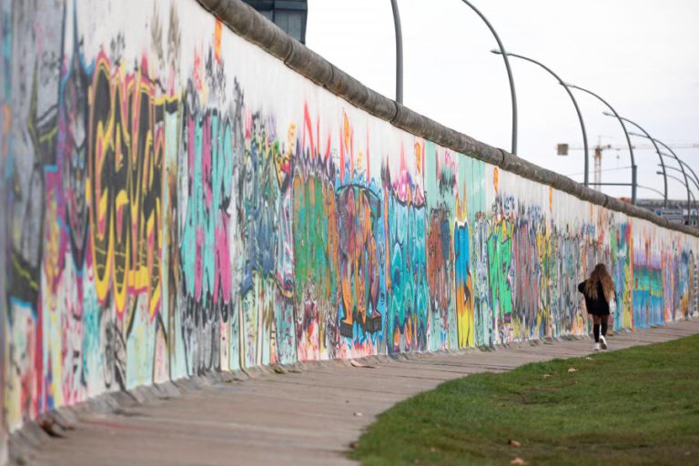 ARTISTA PORTUGUESA MANTÉM “PARA SEMPRE” LIGAÇÃO À CIDADE ATRAVÉS DO MURO DO BERLIM
