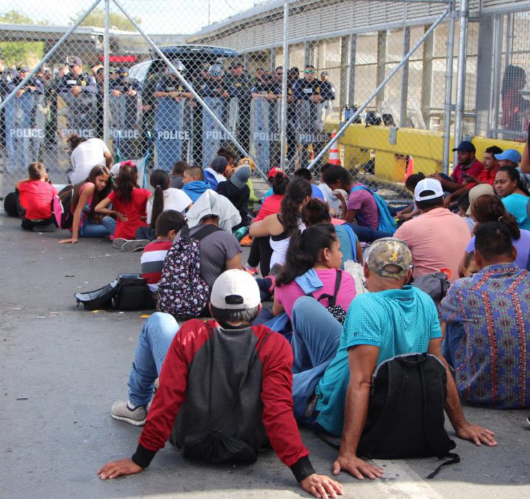TRIBUNAL SUSPENDE ORDEM DE TRUMP DE NEGAR VISTOS A MIGRANTES SEM SEGURO