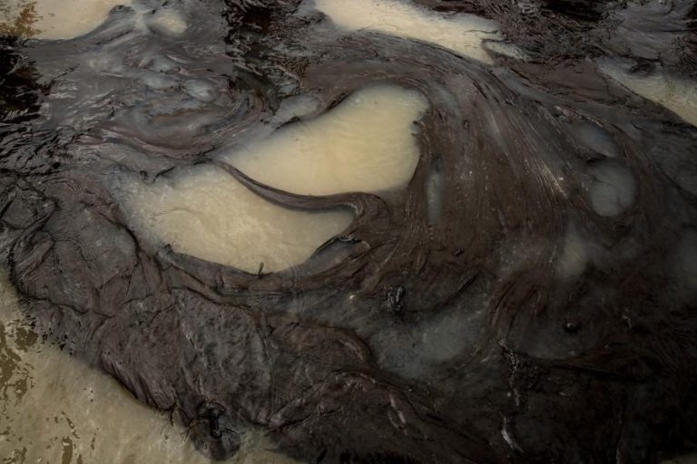 BRASIL DEVE PEDIR AJUDA INTERNACIONAL PARA CONTER DERRAME DE PETRÓLEO