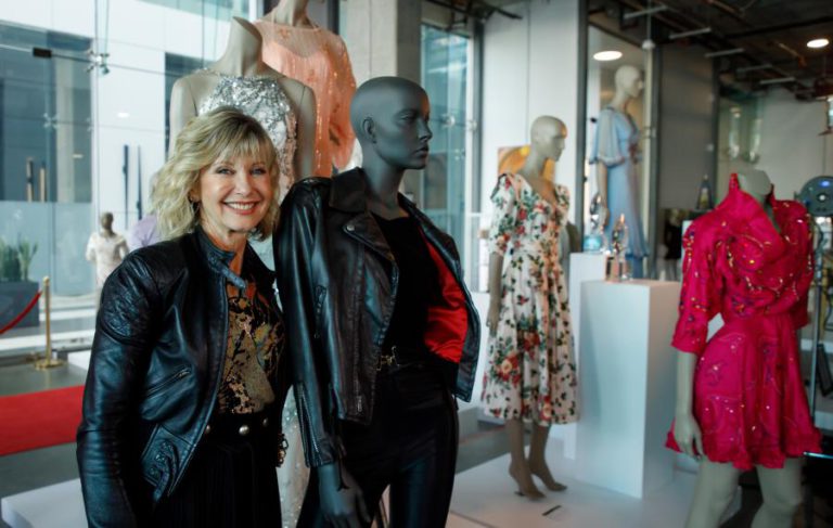 BLUSÃO E CALÇAS DE OLÍVIA NEWTON-JOHN EM “GREASE” VENDIDOS POR MAIS DE 405 MIL DÓLARES