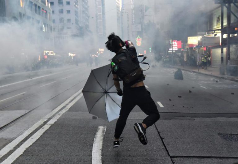 CHEFE DO GOVERNO DE HONG KONG AVISA MANIFESTANTES QUE NÃO HAVERÁ CONCESSÕES COM VIOLÊNCIA