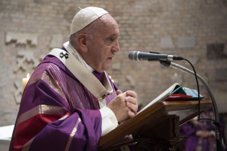PAPA HOMENAGEIA “CRISTÃOS PERSEGUIDOS” FORÇADOS A ESCONDEREM-SE PARA CELEBRAR EUCARISTIA