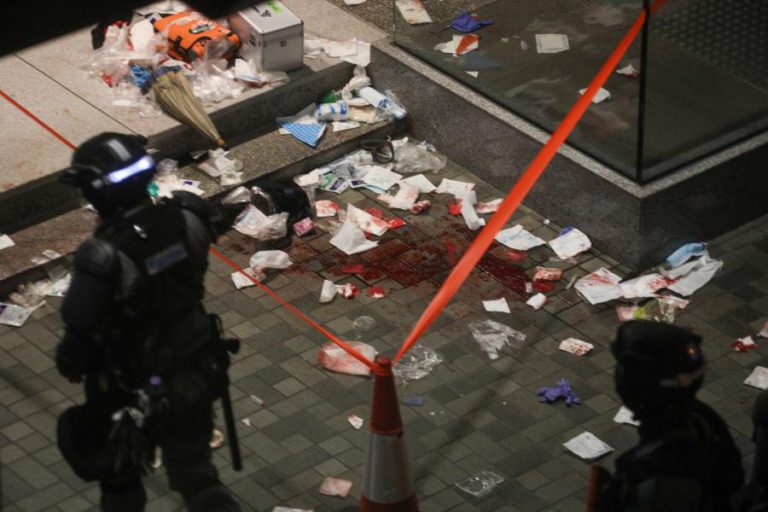 RIXA ENTRE MANIFESTANTES EM HONG KONG FEZ SEIS FERIDOS