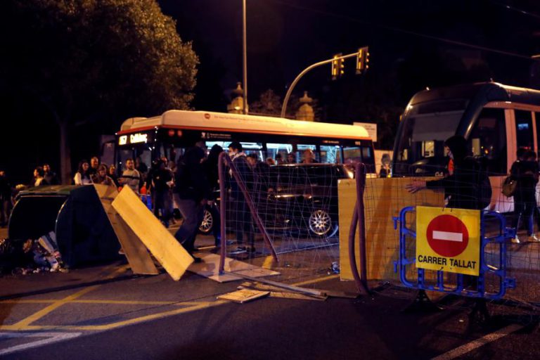 POLÍCIA CARREGA SOBRE MANIFESTANTES PRÓ-INDEPENDÊNCIA DA CATALUNHA