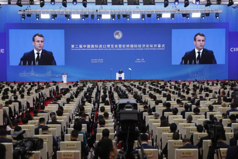 PRESIDENTE FRANCÊS APELA A ACORDO QUE PONHA FIM À GUERRA COMERCIAL CHINA-EUA