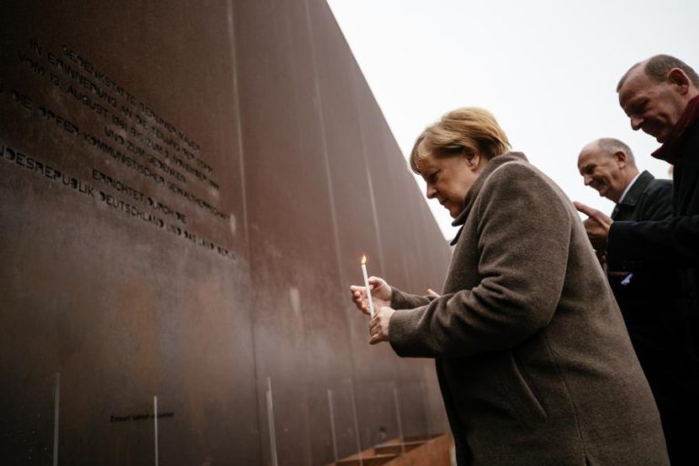 MERKEL EXORTA EUROPA A DEFENDER VALORES DA DEMOCRACIA E LIBERDADE