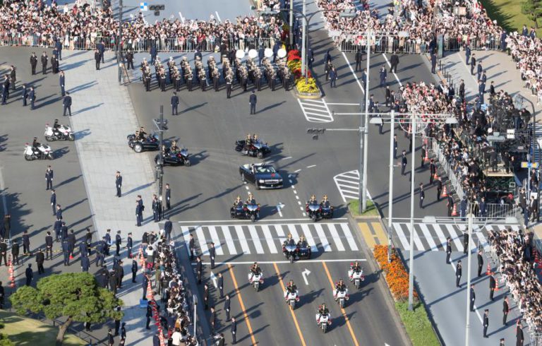 NOVO IMPERADOR JAPONÊS DESFILA EM TÓQUIO PERANTE DEZENAS DE MILHARES DE PESSOAS