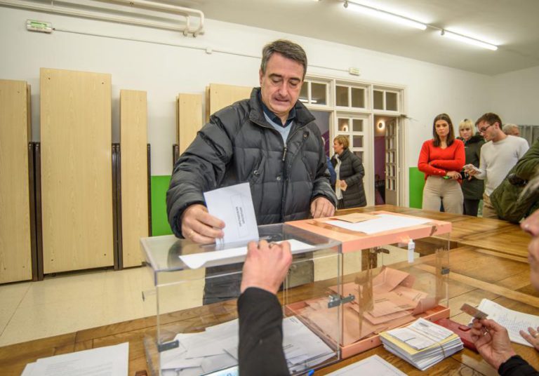 ELEITORES ESPANHÓIS “FARTOS” DE VOTAR ESPERAM QUE PARTIDOS CHEGUEM A ACORDO