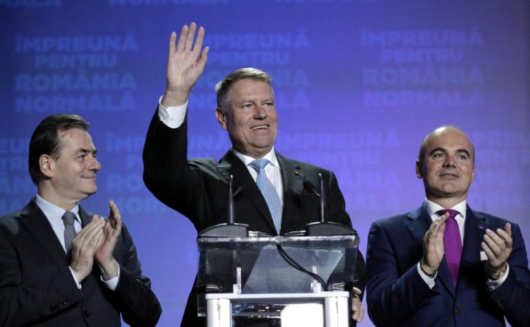 CONSERVADOR KLAUS IOHANNIS VENCE PRIMEIRA VOLTA DAS PRESIDENCIAIS NA ROMÉNIA – PROJEÇÕES
