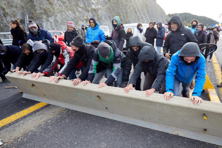 FRANÇA AMEAÇA USAR A FORÇA SE ESTRADA NÃO FOR DESBLOQUEADA