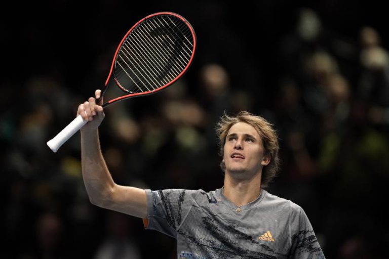 ZVEREV INICIA DEFESA DO TÍTULO DAS ATP FINALS COM LIÇÃO A NADAL