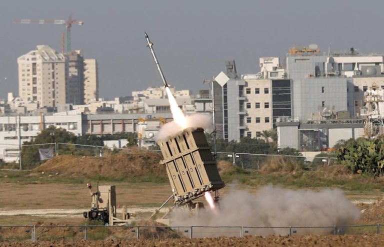 FORÇAS ARMADAS ISRAELITAS ORDENAM À POPULAÇÃO QUE SE MANTENHA EM CASA