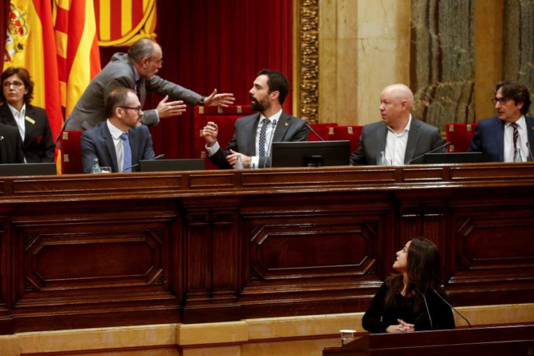 PARTIDOS INDEPENDENTISTAS CATALÃES VOTAM MOÇÃO SOBRE AUTODETERMINAÇÃO
