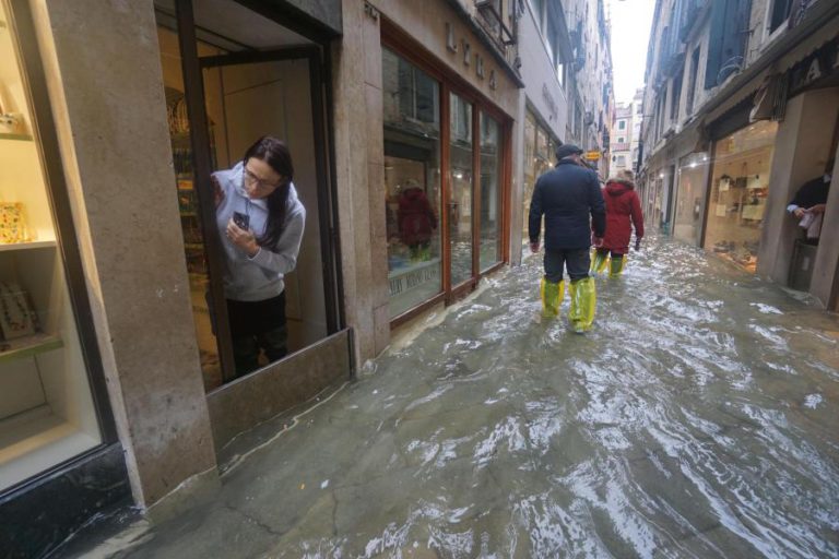 CORREÇÃO: INUNDAÇÕES EM VENEZA ATINGEM NÍVEL MAIS ALTO DESDE 1966