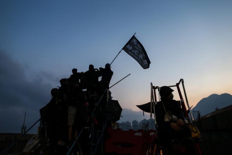 CONFRONTOS EM HONG KONG OBRIGAM A REFORÇO POLICIAL, PARLAMENTO SUSPENSO E ESCOLAS FECHADAS