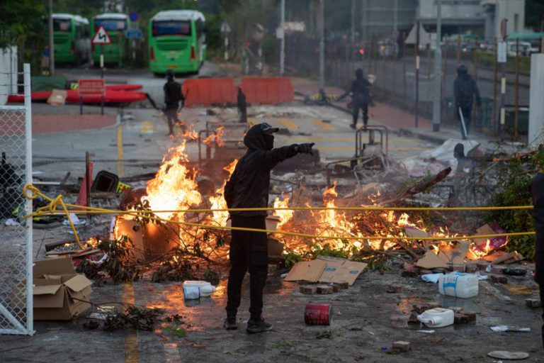 CHINA ACUSA LONDRES DE INCENDIAR SITUAÇÃO EM HONG KONG APÓS AGRESSÃO A GOVERNANTE