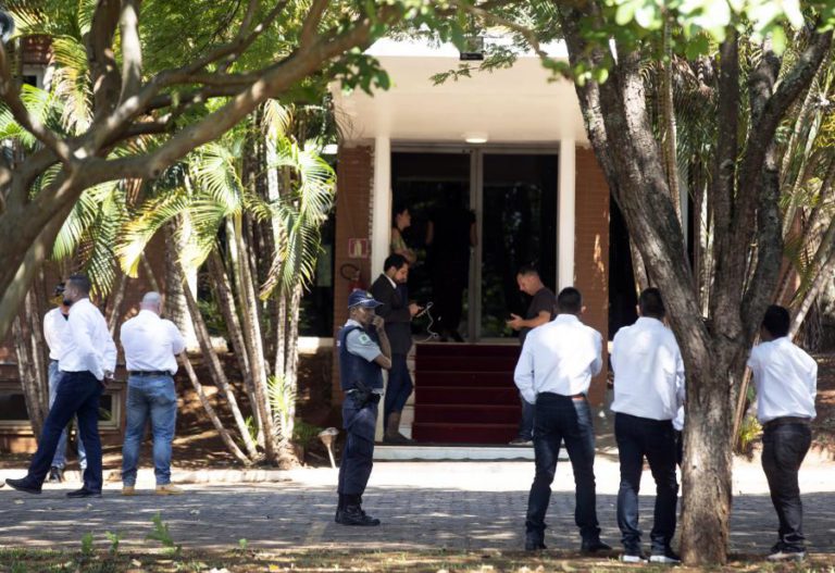 APOIANTES GUAIDÓ DEIXAM EMBAIXADA DA VENEZUELA NO BRASIL APÓS 12 HORAS DE OCUPAÇÃO