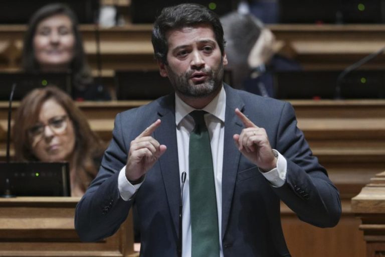 VENTURA ACUSA PM DE MENTIR E MOSTRA NO PARLAMENTO FATURAS DE POLÍCIAS QUE COMPRARAM MATERIAL