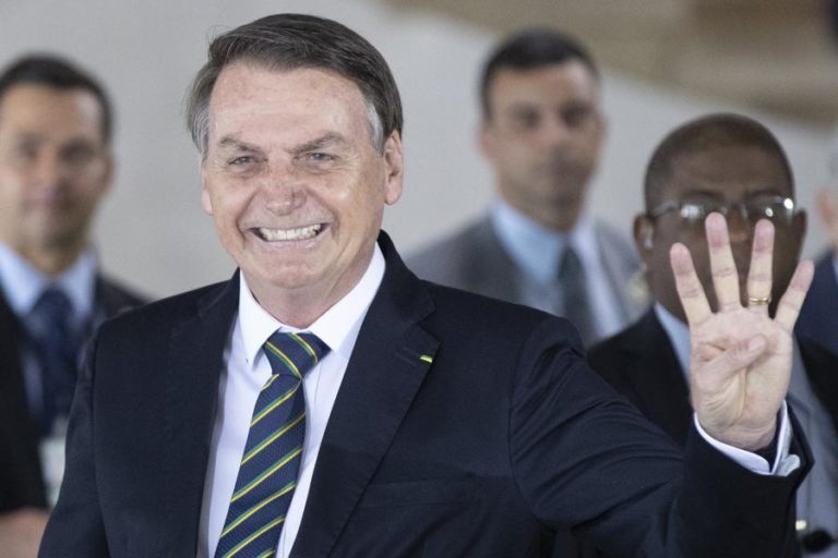 PRESIDENTE BRASILEIRO JAIR BOLSONARO ASSINA DESFILIAÇÃO DO PSL