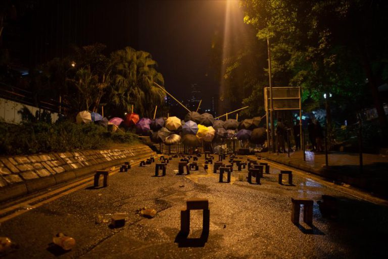 HONG KONG: POLÍCIA INVADE CAMPUS DA UNIVERSIDADE POLITÉCNICA